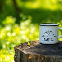 Les avantages des tasses personnalisées en inox ou émaillées pour les sports d&rsquo;extérieur et le camping