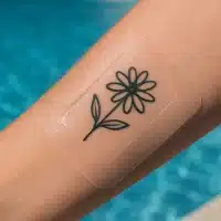 Peut-on nager en piscine avec un tatouage réalisé la veille ?